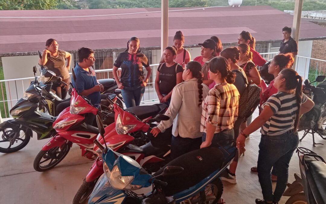 IMujer Acaponetense dio inicio al taller de mantenimiento de Motocicletas para Mujeres.