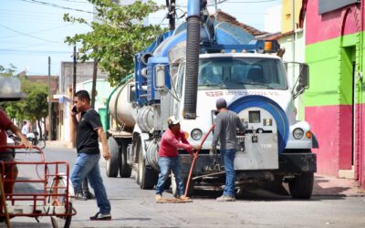 SE TRABAJA EN MANTENIMIENTO A LA RED DE DRENAJE SANITARIO EN ACAPONETA: