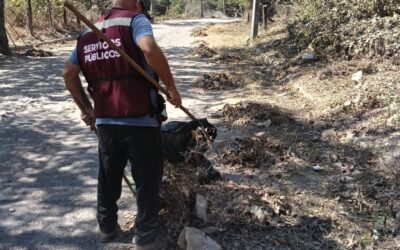 #Limpieza|| Personal de servicios públicos trabaja en la limpieza del camino hacia la Universidad por el panteón nuevo.