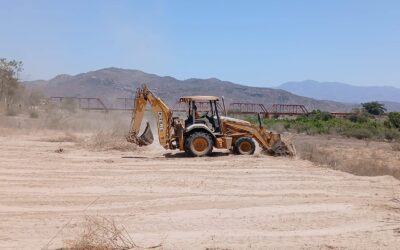 #AcapoFest|| Personal de servicios públicos trabaja en la zona del río Acaponeta para dejar en condiciones en la cancha que se habilitará para el tradicional torneo de futbol playero 2025.