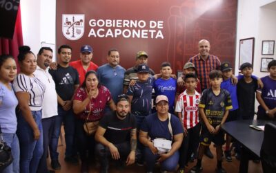 #Deportes|| Manuel Ramón Salcedo Osuna, recibe a pequeños deportistas acaponetenses que fueron seleccionados para representar a Nayarit en el torneo de Futbol Sala y Beisbol, en Tijuana y Monclova, respectivamente.