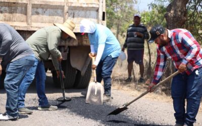#Bacheo|| Se continúa mejorando los caminos a través del programa de bacheo municipal que impulsa el presidente Manuel Ramón Salcedo Osuna a través del Gobierno De Acaponeta.